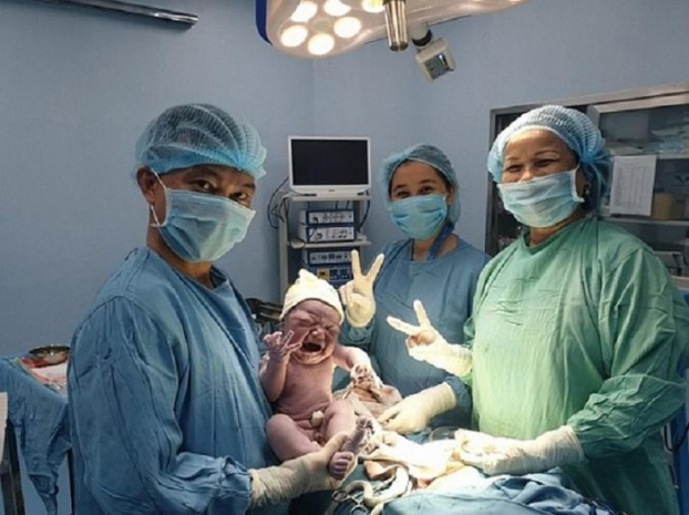 Sản phụ Lê Thị Kim T (huyện Tư Nghĩa, tỉnh Quảng Ngãi) đã hạ sinh con trai đầu lòng nặng tới 5kg.
