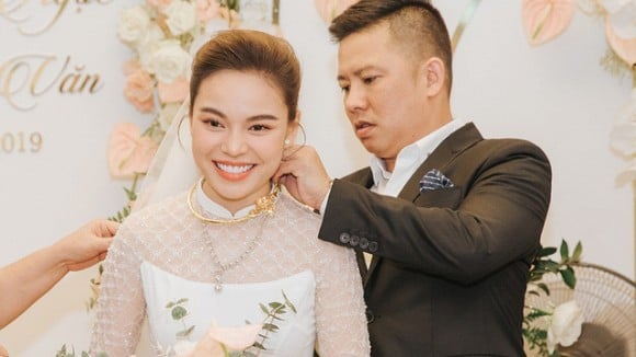 Theo Giang Hồng Ngọc, quyết định kết hôn sau 1 năm sinh con trai đầu lòng là hợp thời điểm.