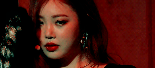 Nữ ca sĩ mới nổi - Soojin (G)-idle cũng gây sốt bởi khí chất cùng layout make-up ma cà rồng