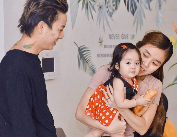 Vợ chồng Hoài Lâm - Bảo Ngọc tiết lộ nguyên nhân chưa công khai gương mặt con gái đầu lòng sau khi đăng tải hình ảnh con gái út vào ngày 1/11 vừa qua.