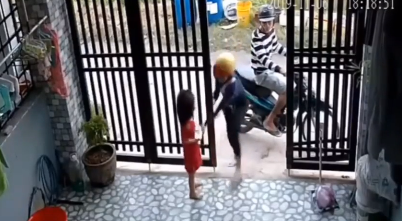 Bé gái bị đôi nam nữ cướp điện thoại khi đang đứng trước cửa nhà.