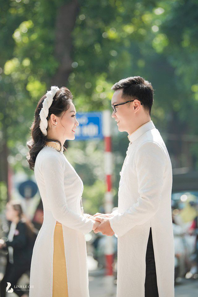 Trong bộ ảnh lễ ăn hỏi của BTV Thu Hà, người đẹp diện áo dài trắng nhẹ nhàng, đầu đội khăn vấn và nở nụ cười rạng rỡ bên ông xã Việt Dũng.