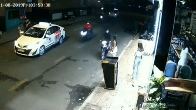 Hình ảnh cô gái bị tên cướp giật túi ngã văng xuống đường.