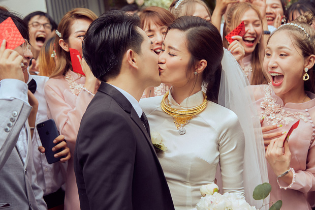 Cả hai cùng trao nhau nụ hôn đầy ngọt ngào trước sự chứng kiến của mọi người trong ngày rước dâu.