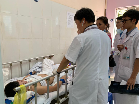 Nam bệnh nhân được phẫu thuật vùng mặt và tiếp tục điều trị tại Bệnh viện Việt Đức.