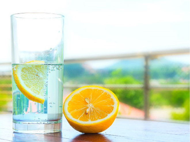 Uống nước chanh ấm vào buổi sáng tốt cho sức khỏe