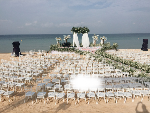 Ngoài 3 dãy ghế trắng dành cho 500 khách mời, lễ đường cũng được trang trí ngập hoa tươi, tạo cảm giác vừa sang trọng, vừa lãng mạn. Mọi chi tiết nhỏ nhất đều được trang trí cẩn thận. Đây sẽ là nơi đón hoàng hôn đẹp nhất ở Phú Quốc.