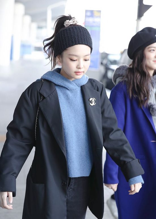 Lần này Jennie lại sử dụng thêm cả headban để vẻ ngoài nhìn năng động trẻ trung hơn