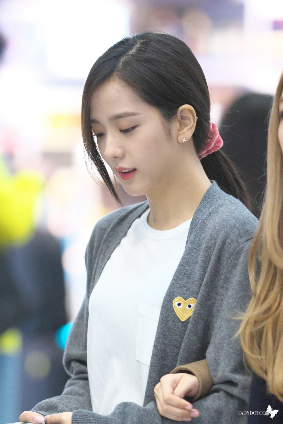 Ở đây Jisoo lại buộc tóc ngắn với dây chun hồng giúp cô nhìn vô cùng thanh thoát nhẹ nhàng và nữ tính