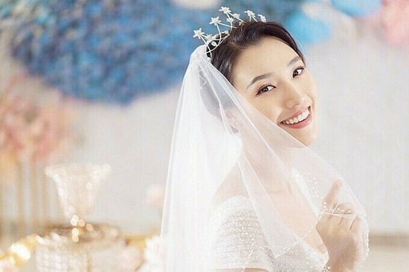 Được biết, đám cưới của Hoàng Oanh sẽ diễn ra vào ngày 1/12/2019, thiệp mời cũng đã được gửi đến bạn bè.