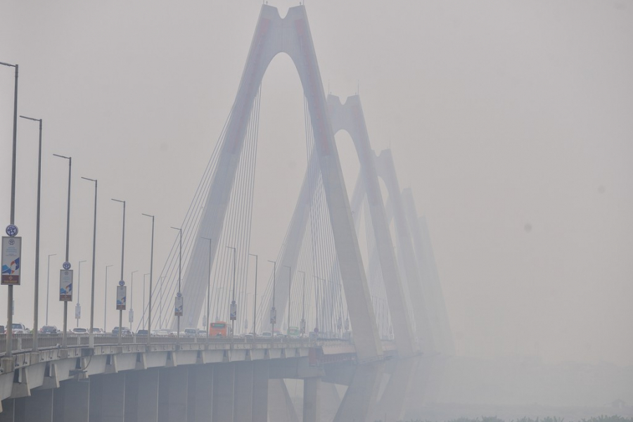 Ô nhiễm không khí ở mức nguy hại, nhiều khu vực ở Hà Nội chìm trong một lớp sương đục.