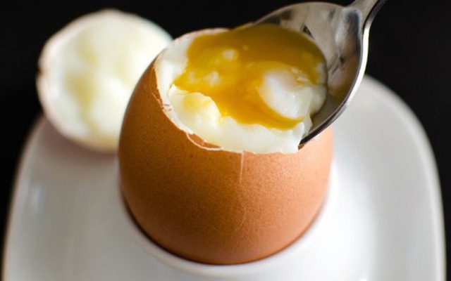 Trứng sống là một loại thực phẩm gây hại cho bafg bầu và thai nhi.
