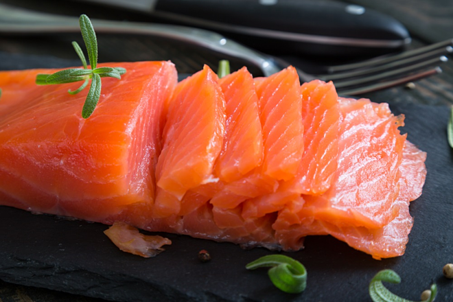 Cá hồi chứa nhiều protein và omega-3, có tác dụng chống lão hóa.