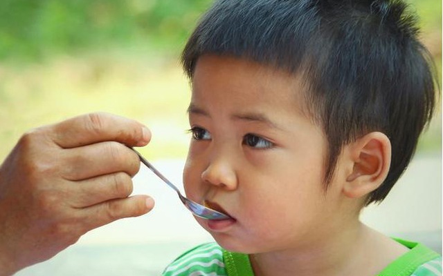 ba-noi-mom-com-khien-chau-bi-viem-loet-da-day-02