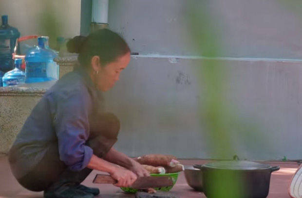 Hình ảnh bà Tân Vlog trong clip làm món bánh sắn chiên cốt dừa.