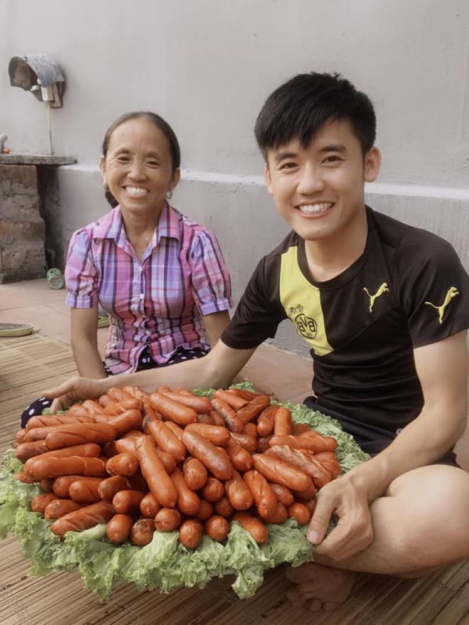 Bà Tân Vlog cùng con trai Hưng Vlog.