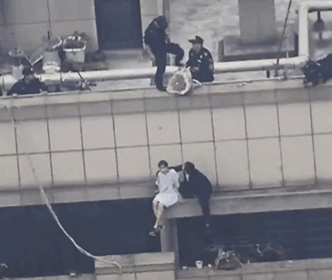 Cô gái thất tình ngồi vắt vẻo trên sân thượng tầng 30 định nhảy lầu tự tử.