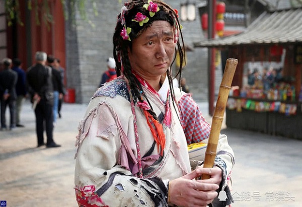 Anh chàng hóa thân thành ăn xin giống như thật.