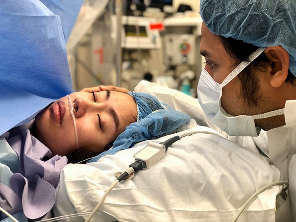 Anh Tài luôn túc trực bên cạnh vợ, chứng kiến hết những cơn đau của vợ nên anh rất xúc động.