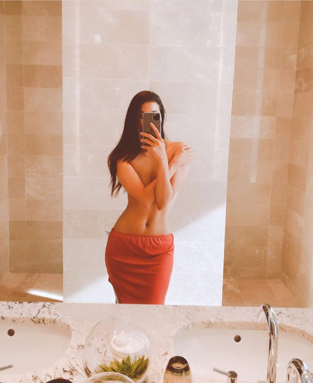 Phạm Hương táo bạo đăng ảnh bán nude để phô diễn trọn body.