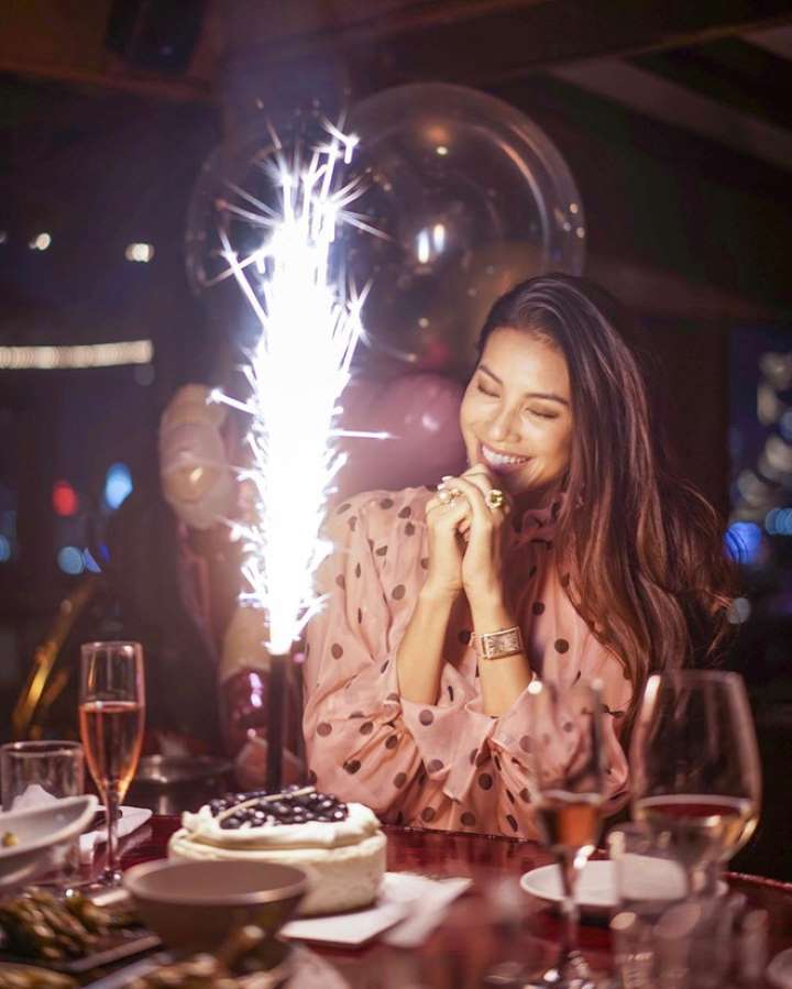 Chia sẻ về quyết định gác lại sự nghiệp ở quê hương để sang Mỹ, Phạm Hương cho biết một phần là do sự ra đi của bố đã làm cuộc sống của cô thay đổi rất nhiều.