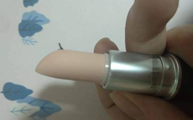 Màu của thỏi son khiến cô gái