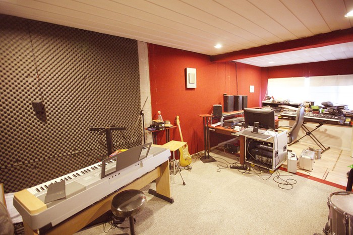 Phòng thu âm được đặt ngay trong nhà để tiện cho việc hoạt động nghệ thuật của cặp nghệ sĩ Cẩm Vân - Khắc Triệu hằng ngày.    