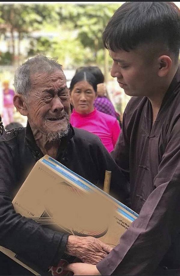 Cụ không ngừng cảm ơn những người trong đội thiện nguyện về món quà này.