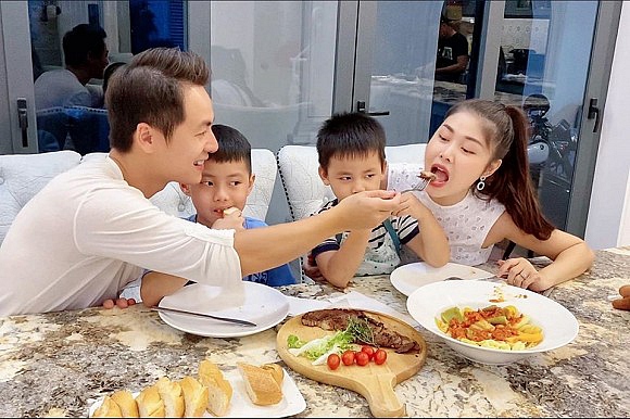 ky-niem-14-nam-ngay-yeu-ba-xa-dang-khoi-chia-se-ly-do-tai-sao-lai-lieu-linh-bo-tat-ca-de-lay-chong-nghe-si-89a02b