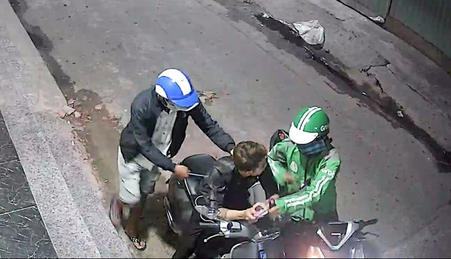 Hai tên cướp dùng bình xịt hơi cay, kề dao vào cổ nạn nhân để cướp điện thoại và xe máy.