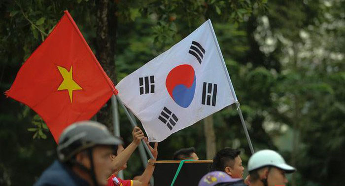Quốc kỳ Việt Nam và Hàn Quốc được cổ động viên mang theo để diễu hành trên phố. (Ảnh: Tổ Quốc)