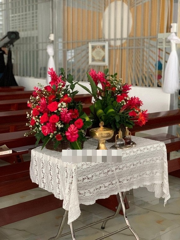 Từ sáng sớm, tại nhà thờ đã được trang trí hoa tươi tươm tất, rất yên tĩnh và vô cùng trang nghiêm.