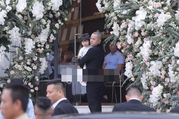 Anh trai nữ ca sĩ tất bật trong đám cưới em gái.