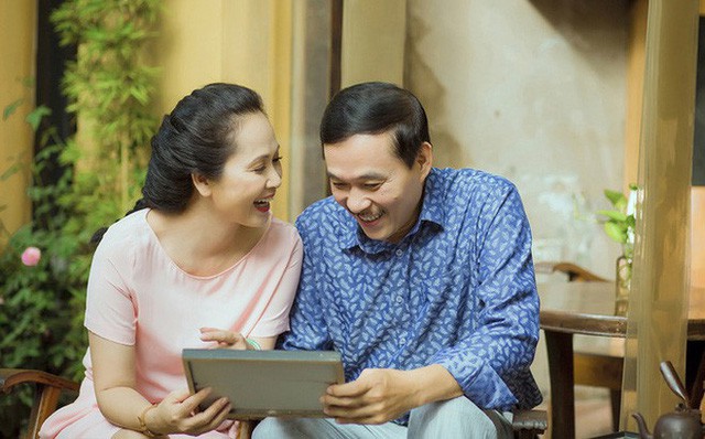 NSND Lan Hương và NSƯT Đỗ Kỷ học chung khoá đào tạo diễn viên, rồi cùng đầu quân cho Nhà hát kịch Việt Nam. Họ kết hôn năm 1988 và sống hạnh phúc cho tới hôm nay.