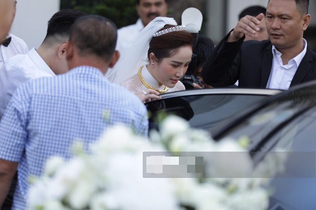 Bảo Thy và chồng doanh nhân không xuất hiện tay trong tay cùng lên xe với nhau.