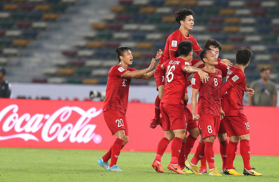 Tuyển Việt Nam lên đỉnh bảng G sau khi giành chiến thắng trước UAE.