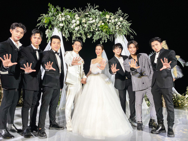 Toki Thành Thỏ cùng nhóm Uni5 xuất hiện trong đám cưới của Đông Nhi - Ông Cao Thắng.