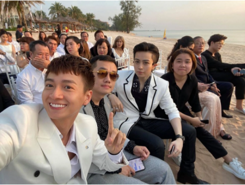 Khoảnh khắc vui vẻ của nam ca sĩ bên Gil Lê và một số người khác có mặt trong lễ cưới của Đông Nhi - Ông Cao Thắng.
