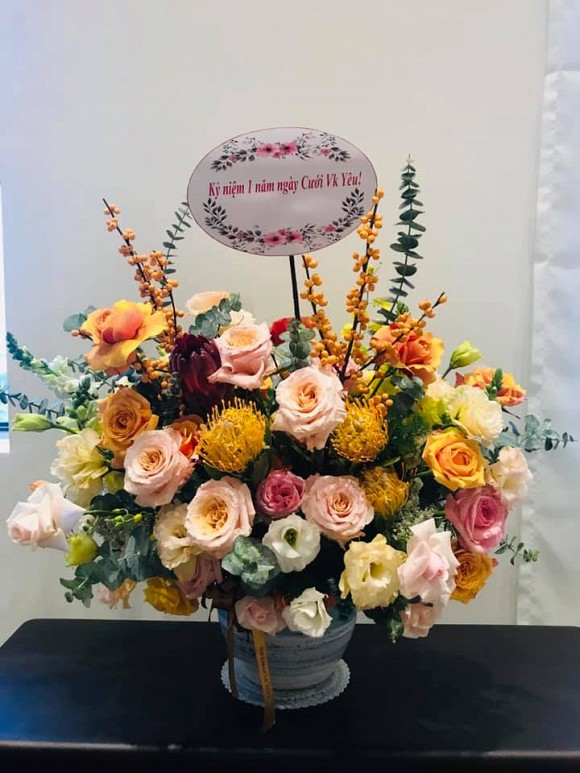 Lẵng hoa Trương Nam Thành dành tặng vợ nhân kỷ niệm 1 năm ngày cưới.