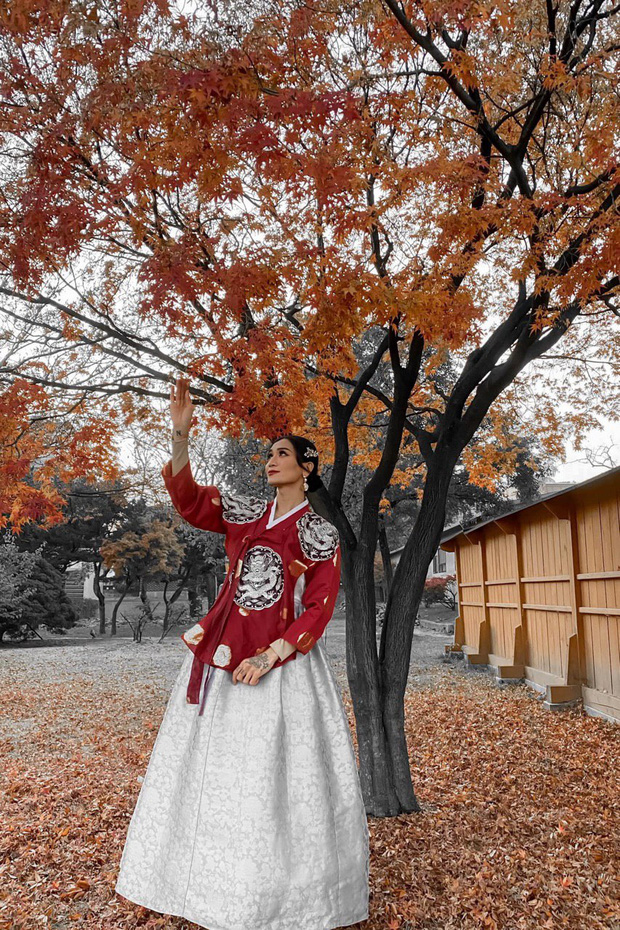Hình ảnh giả gái trong bộ trang phục Hanbok truyền thống của Hàn của BB Trần lại gây sốt.    