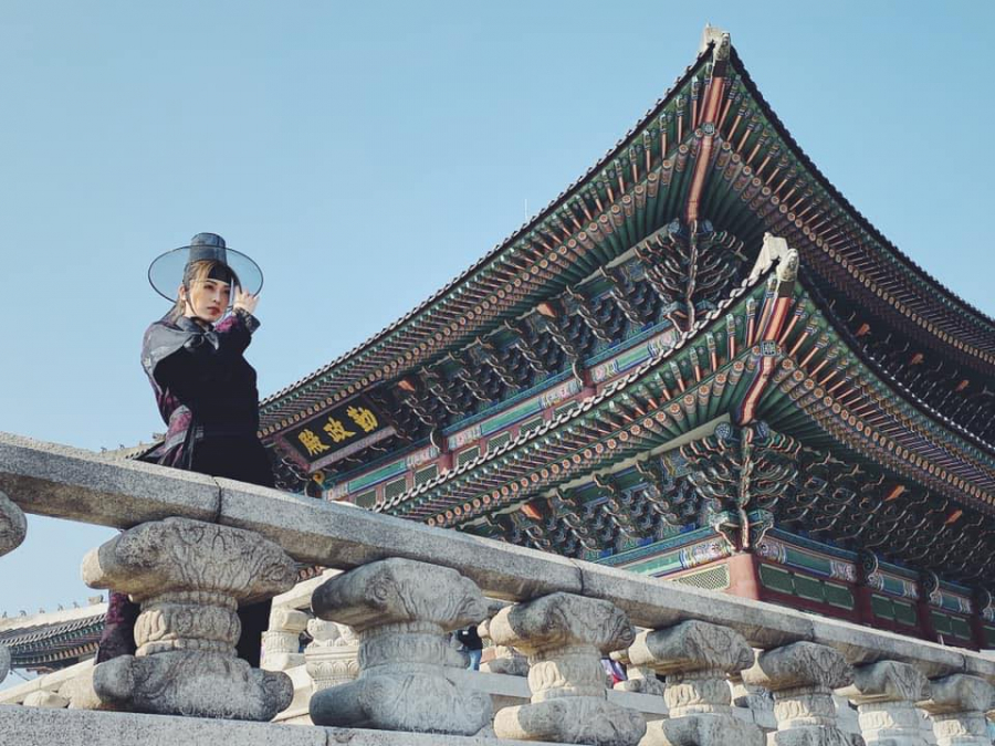 Cặp đôi cũng đã ghé thăm cung điện Gyeongbokgung và mặc trang phục cổ trang thời đó.