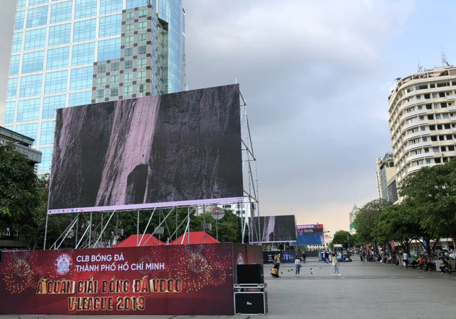 Tại đầu cầu Tp. HCM, 5 màn hình lớn đã được lắp đặt ở khu vực phố đi bộ Nguyễn Huệ ( quận 1), sẵn sàng phục vụ người hâm mộ xem trận đấu tối nay. (Ảnh: Zing)
