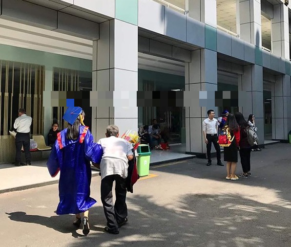 Hình ảnh khiến bao người cảm động.