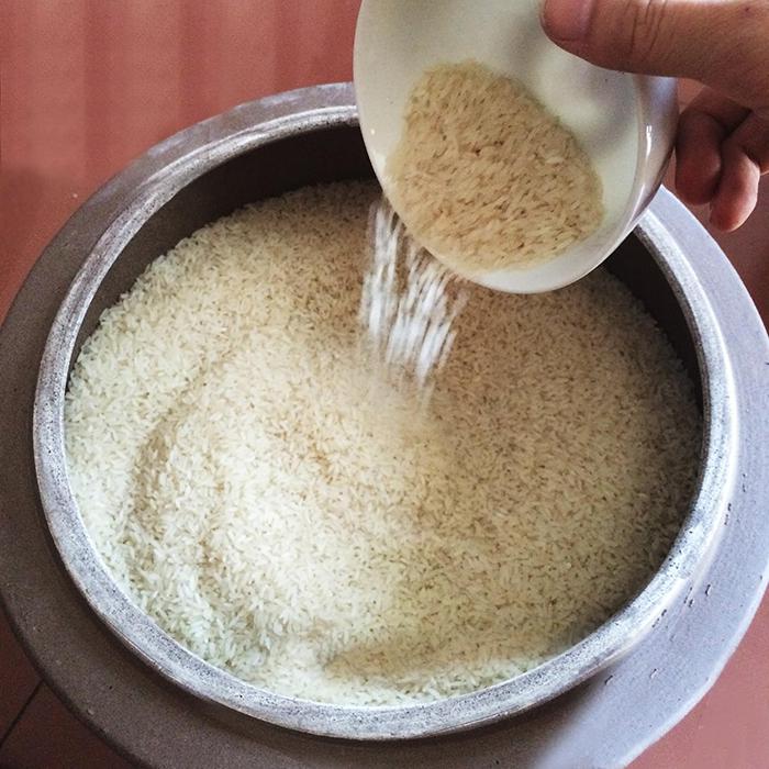 Trong phong thủy, người ta tin rằng đặt hũ gạo đúng cung tài lộc sẽ giúp mang lại may mắn cho gia chủ.