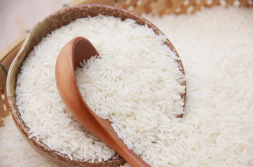 Khi chọn gạo nên chọn gạo có màu trắng đục có vảy cám bên ngoài