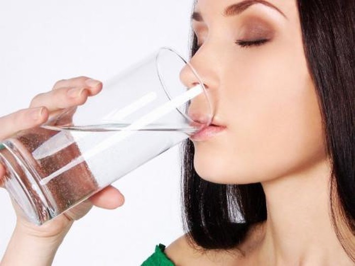 Uống nước muối ấm vào buổi sáng giúp giải nhiệt thanh lọc cơ thể