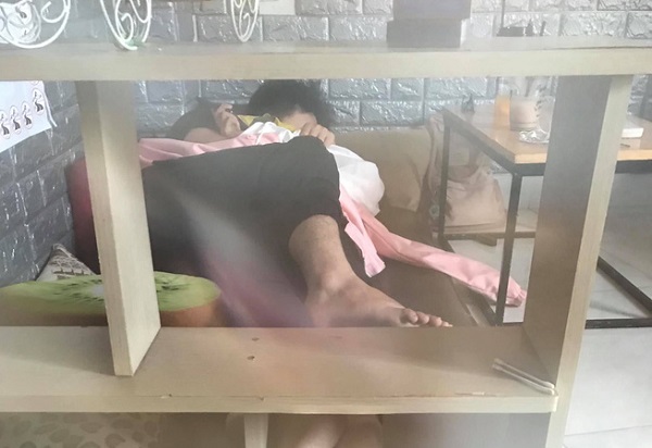 Cặp đôi vô tư ôm nhau trong quán cà phê công cộng.