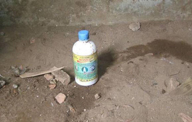 Vụ việc bé 1 tuổi tử vong thương tâm xảy ra ở Cà Mau, nghi do bà cho cháu uống nhầm chai nước chứa dung dịch nước tẩy quần áo. (Ảnh minh họa)
