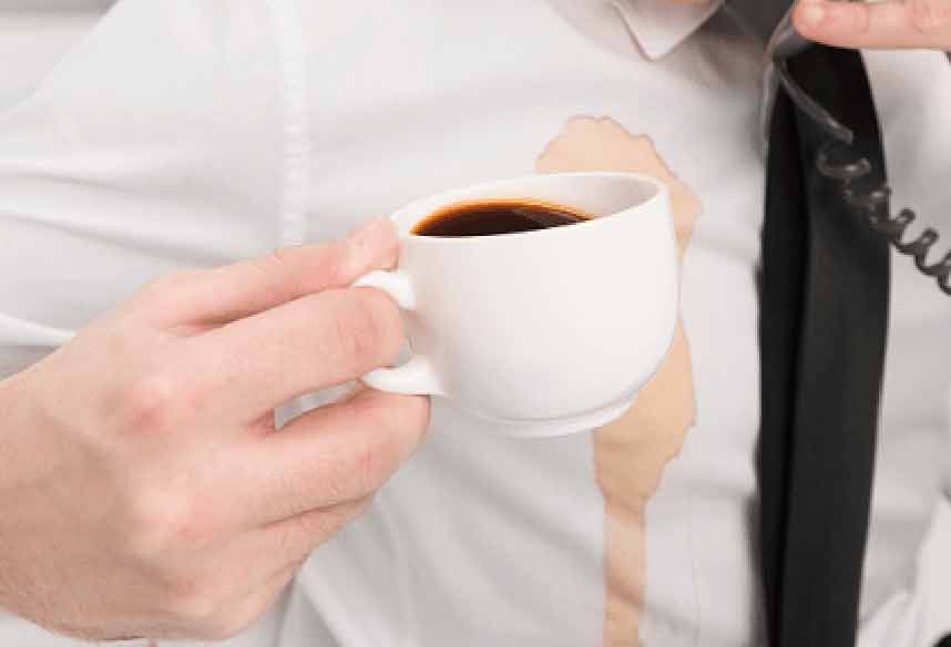 Nếu lỡ làm dính cà phê hoặc nước chè lên áo, bạn có thể thử những cách làm sạch dưới đây.