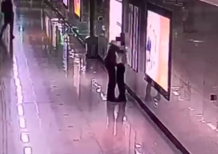 Hình ảnh người phụ nữ ôm nhân viên nhà ga bật khóc.